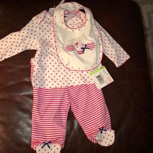 T-shirt, pants and matching bib